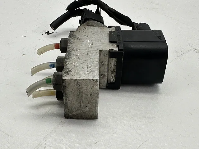 Air Suspension Valve Block Mercedes-Benz E550 W211 2007 Airmatic